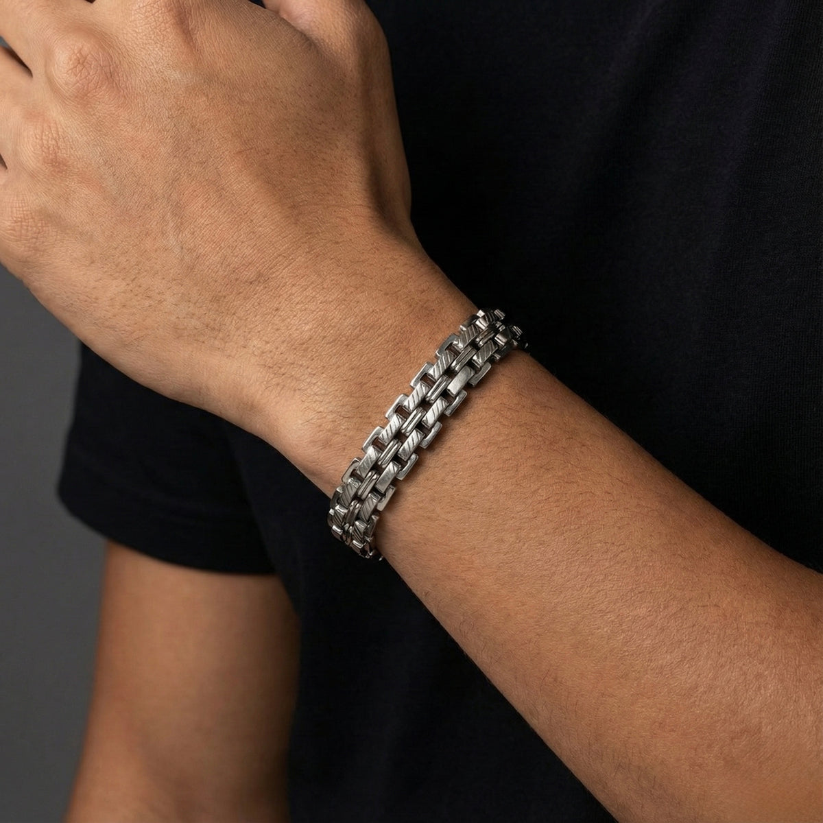 Pulsera Vorsad Titán de eslabón macizo en acero 316L, puesta en la muñeca